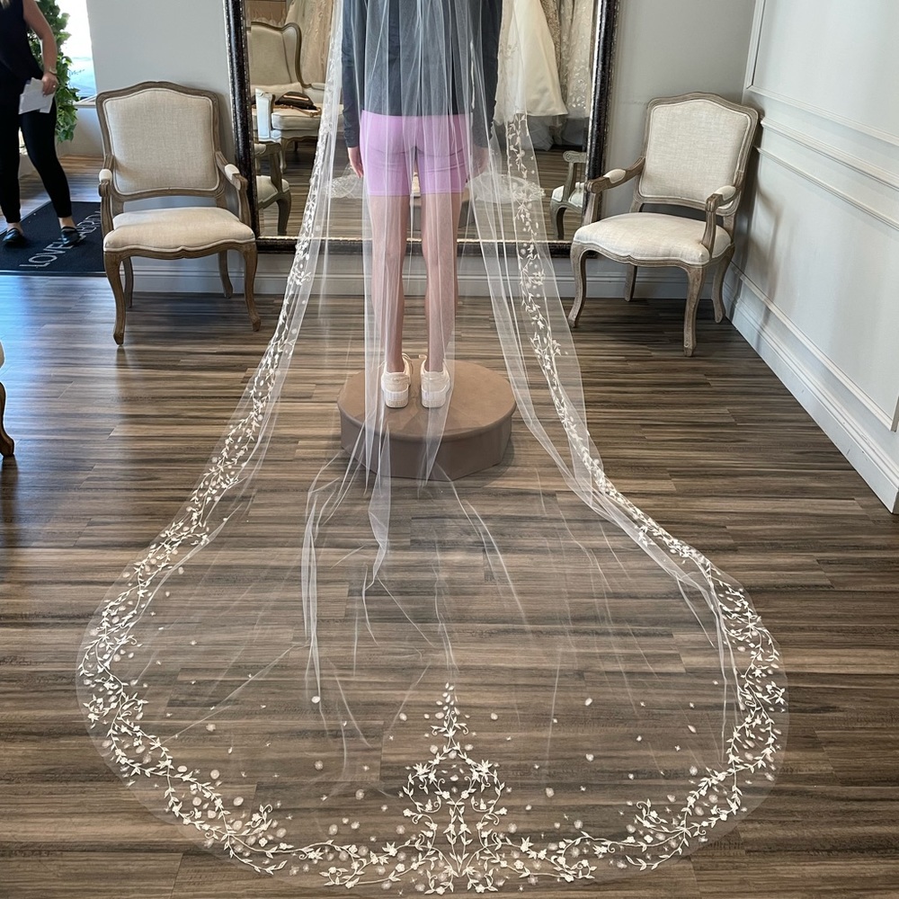 All offers all welcome. Ines di Santo bloom veil. NEVER BEEN WORN.